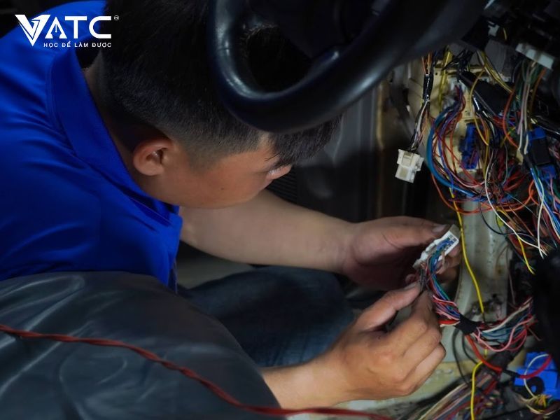 Ở VATC chuyên về đào tạo tay nghề thực tế - giúp anh em vững tay nghề và sau khi hoàn thành xong khóa học thì đảm bảo chắc tay nghề.