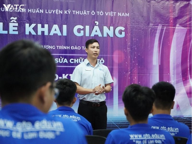 thầy Trần Công Hanh phát biểu tại buổi lễ Khai giảng lớp Kỹ thuật sửa chữa ô tô toàn diện K14