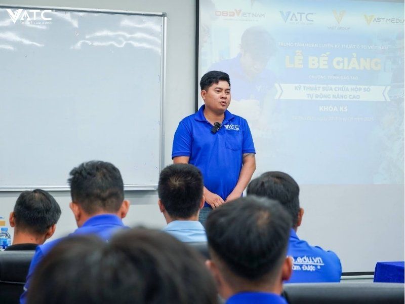 anh Lê Tâm Nhựt phát biểu trong buổi lễ Tốt nghiệp