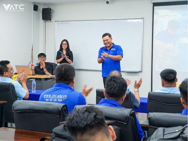 anh Nguyễn Thái Bình phát biểu trong buổi lễ Tốt nghiệp