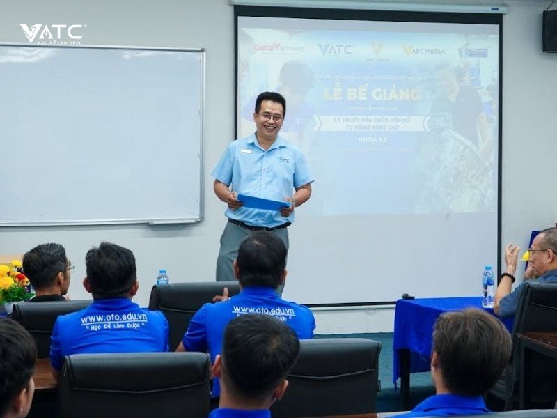 thầy Huỳnh Minh Đức phát biểu trong buổi lễ Tốt nghiệp lớp Hộp số tự động nâng cao K5