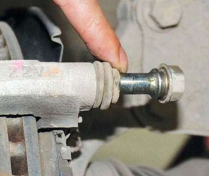 Ắc phanh lỏng-kẹt