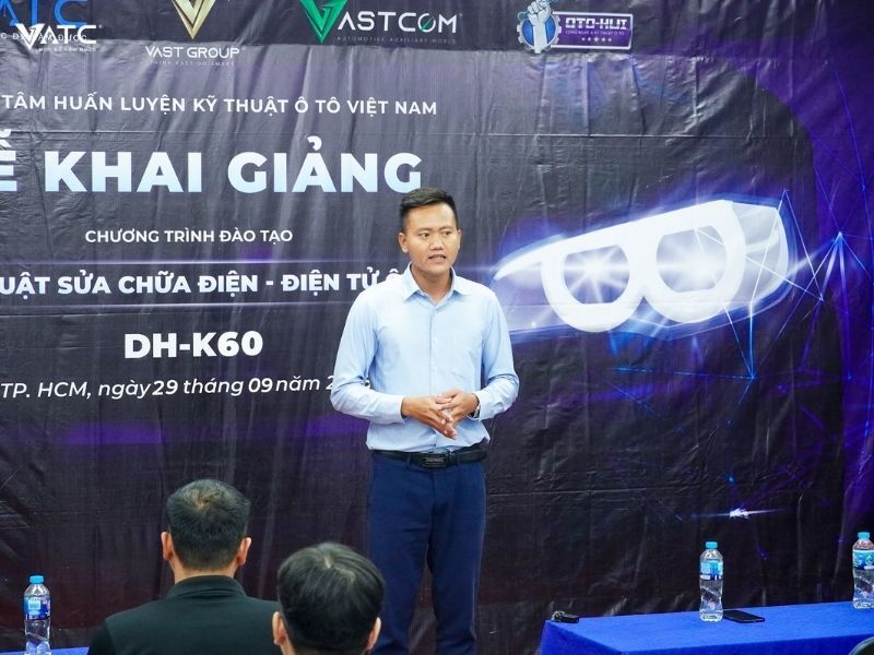 anh Đặng Văn Luyện phát biểu trong buổi lễ Khai giảng