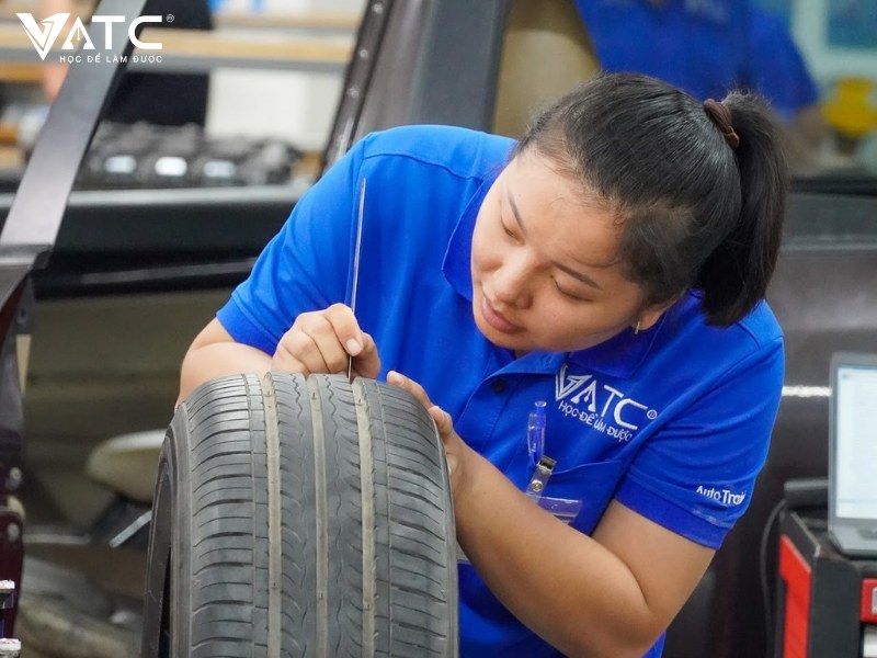 chị thắm theo học nghề ô tô tại vatc