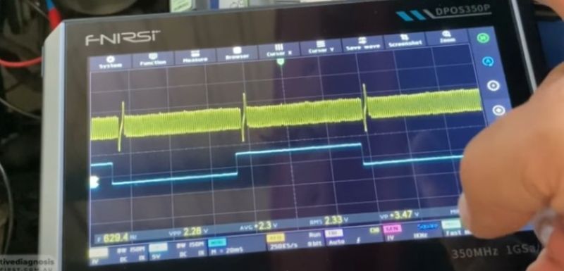hình 11. Kiểm tra tín hiệu bằng máy đo xung chuyên dụng