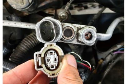 Hình 1.3 Vị trí của công tắc áp suất kép