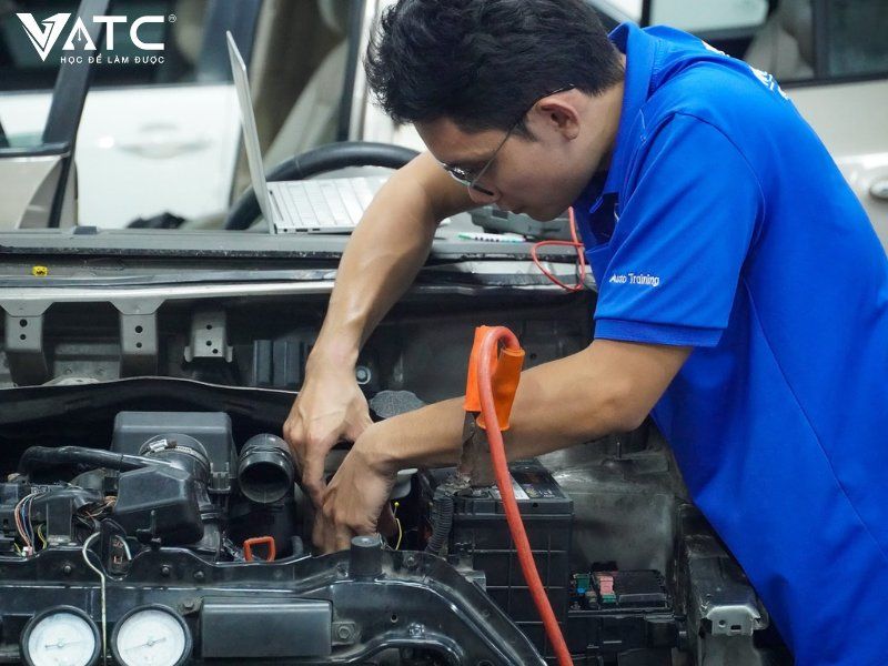 học nghề ô tô cần kỹ năng kỷ luật và thái độ nghề nghiệp