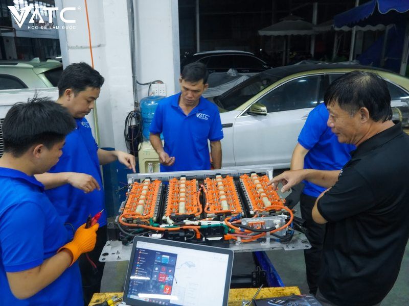 khoá học nghề sửa xe ô tô điện tại vatc phù hợp với những người đã có kiến thức về ô tô