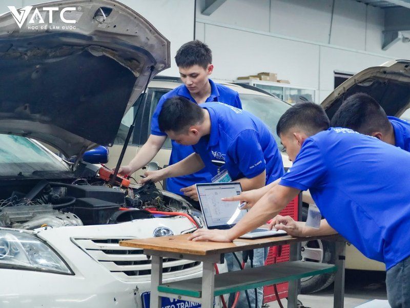 khoá học sửa chữa ô tô ngắn hạn phù hợp với sinh viên