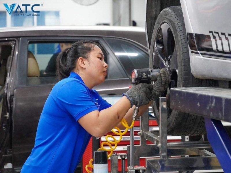 Nghề ô tô có phù hợp với con gái không? Những lợi thế và khó khăn