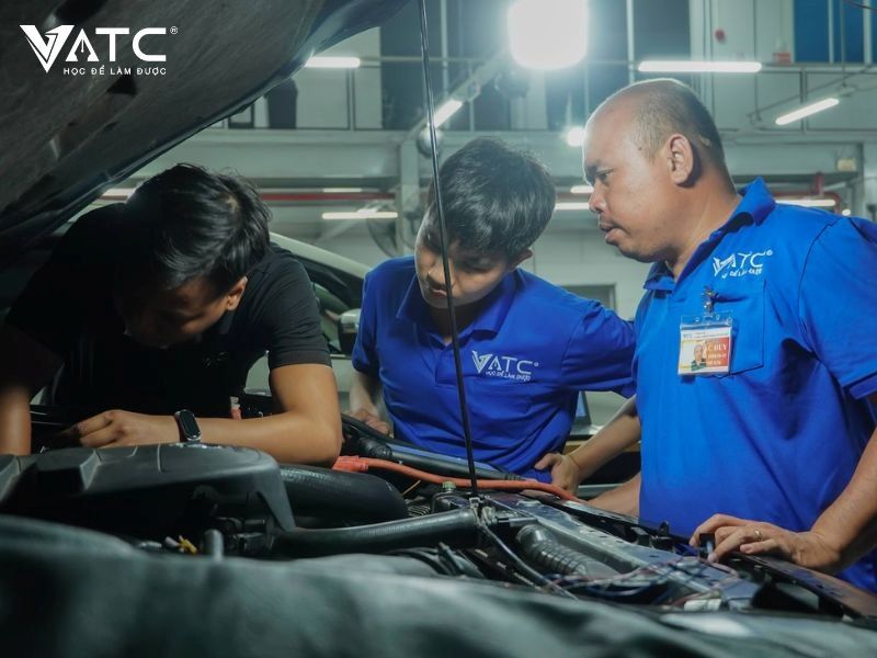 người thầy tận tâm truyền nghề, thắp sáng đam mê kỹ thuật ô tô cho thế hệ trẻ Việt Nam