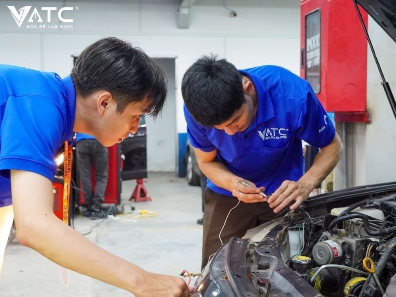 những khó khăn thường gặp của người đi làm khi học nghề ô tô