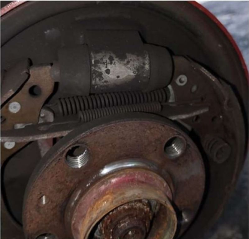 Phanh bám bụi bẩn