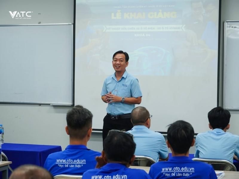 thầy Lê Quang Nghiêm phát biểu tại buổi lễ Khai giảng