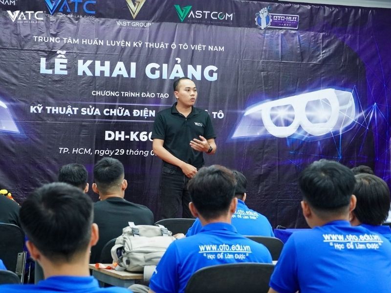 thầy Lê Trọng Trí phát biểu trong buổi lễ Khai giảng lớp Kỹ thuật sửa chữa điện - điện tử ô tô K60
