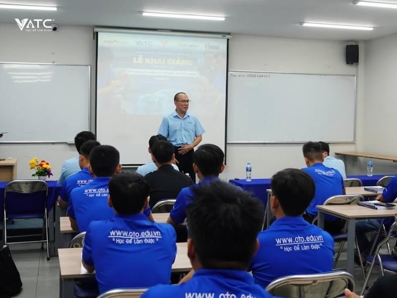 thầy Nguyễn Đình Thống - Giám đốc Đào tạo Trung tâm VATC phát biểu tại buổi lễ Khai giảng
