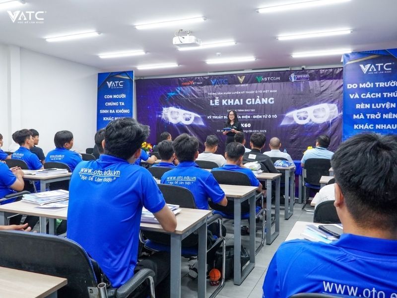 tổng quan buổi lễ Khai giảng lớp Kỹ thuật sửa chữa điện - điện tử ô tô khóa K60