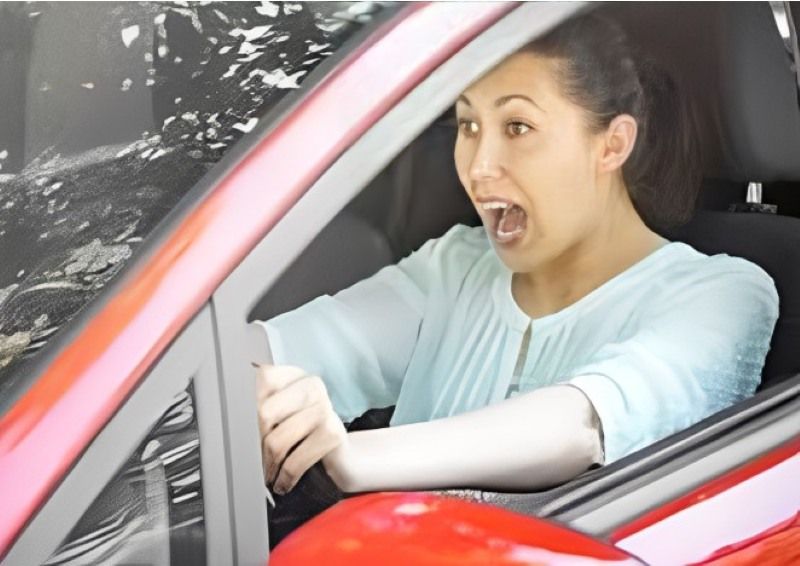 xe ô tô lưu thông trên đường mà phanh bị hỏng