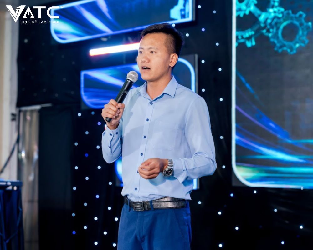 Anh Đặng Văn Luyện phát biểu trong Gala Dinner hành trình 10 năm