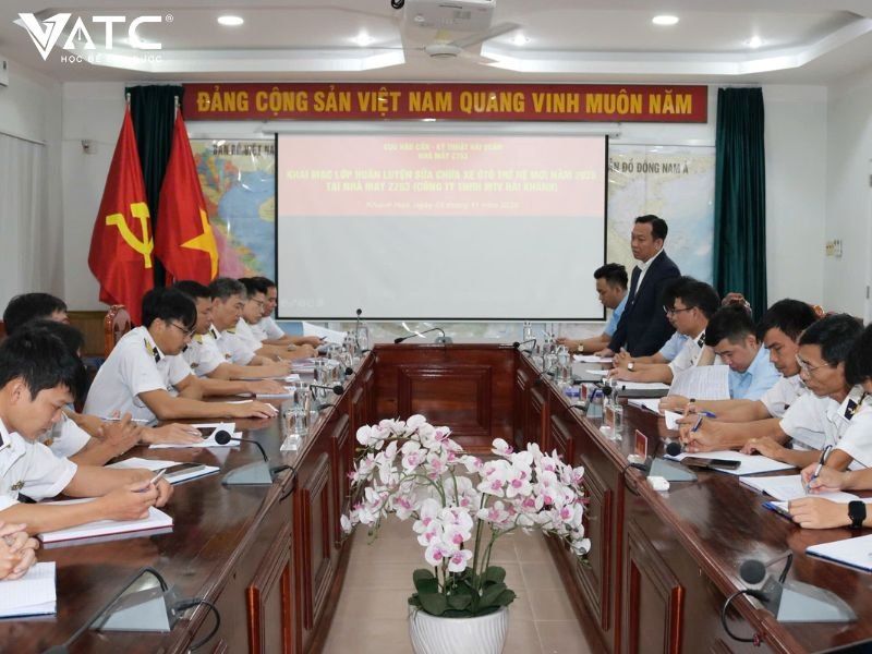 các đại biểu tham dự chương trình khai mạc huấn luyện