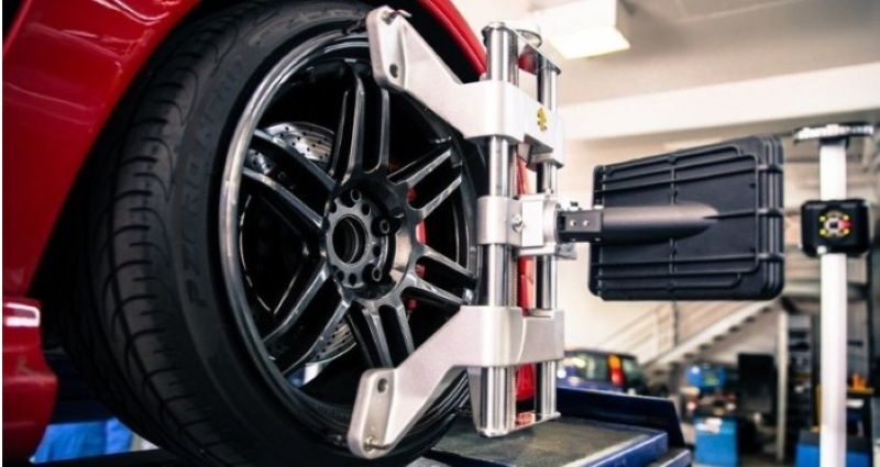 Hình ảnh kiểm tra lốp xe, tình trạng góc đặt bánh xe và cân bằng lốp xe