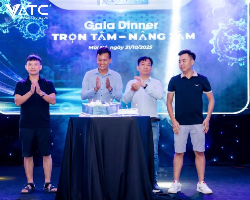 khoảnh khắc đầy cảm xúc tự hào khi cắt bánh kem của ban lãnh đạo VATC