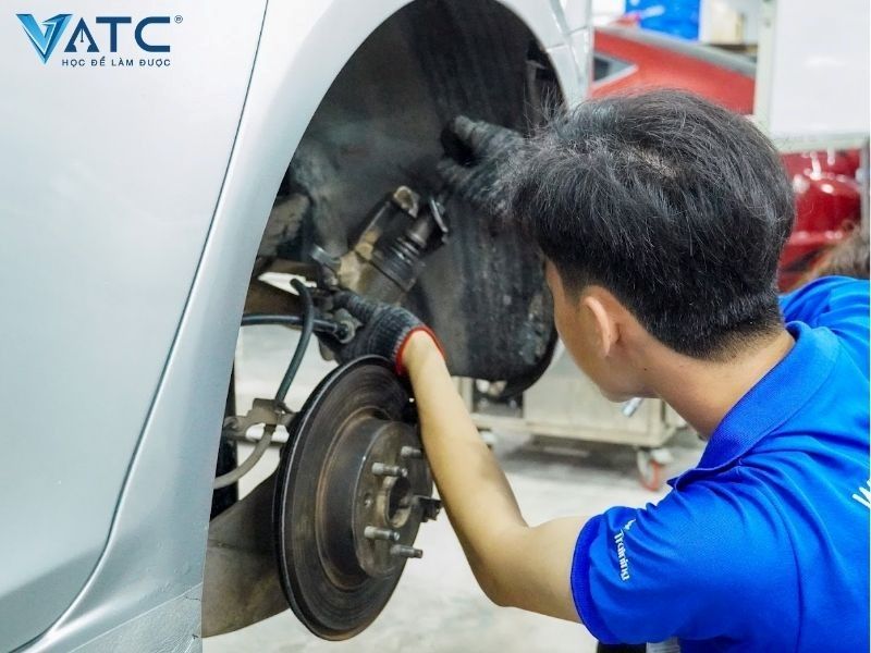 Làm kỹ thuật viên sửa chữa ô tô tại garage hoặc xưởng dịch vụ