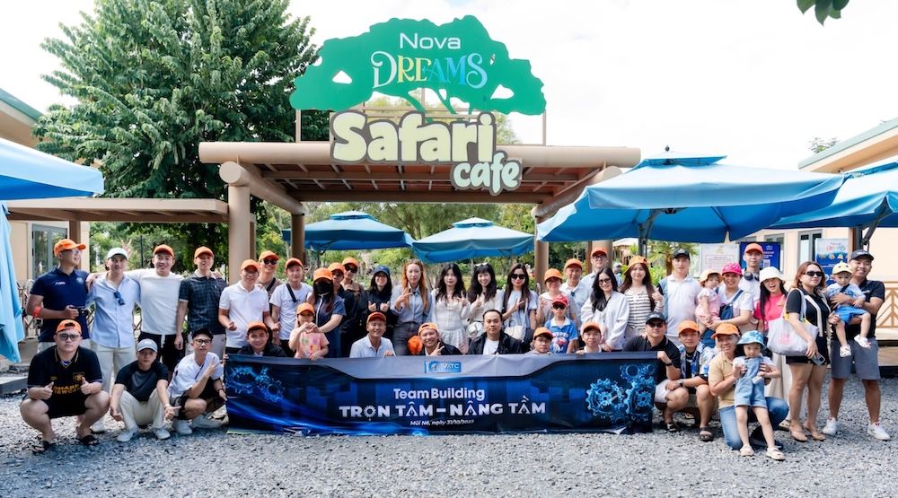tập thể nhân viên VATC chụp ảnh lưu niệm tại Safari Cafe
