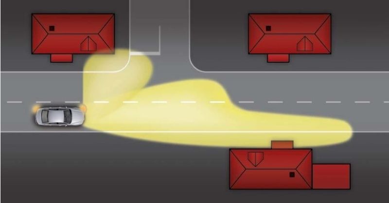 Xe đang đến gần giao lộ và bật đèn xi nhan