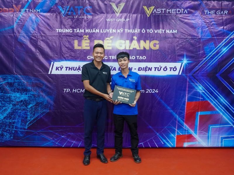 Anh Lâm bạn chung lớp với anh Tiến