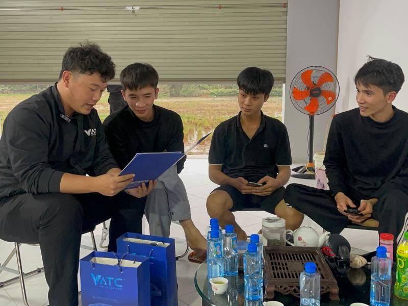 Bộ 3 anh em Tiến - Duy và anh Lâm đang vận hành Garage DT Auto