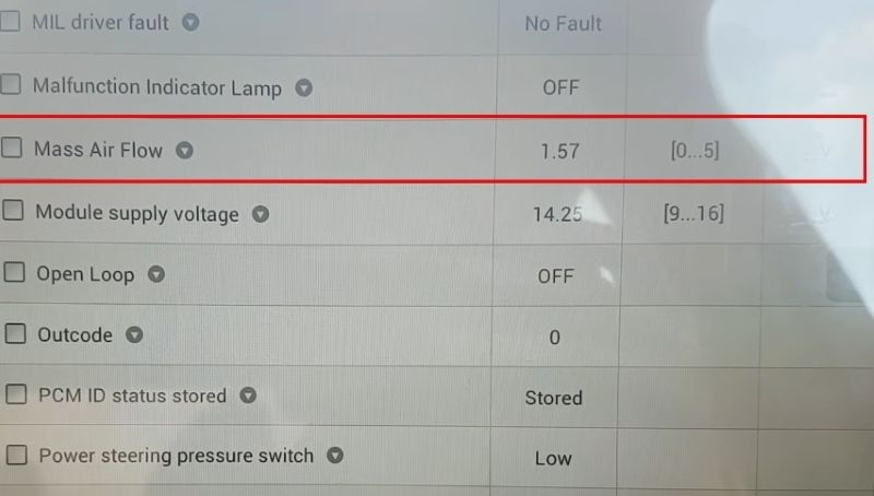 Hình 6. Sử dụng máy chẩn đoán Autel để kiểm tra dữ liệu từ cảm biến MAF