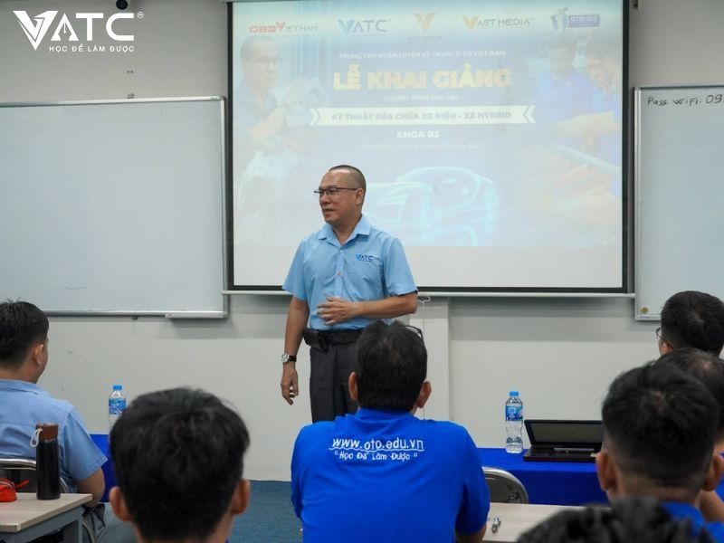 Khai giảng khóa học kỹ thuật sửa chữa xe ô tô điện - xe ô tô hybrid EVK3 tại VATC