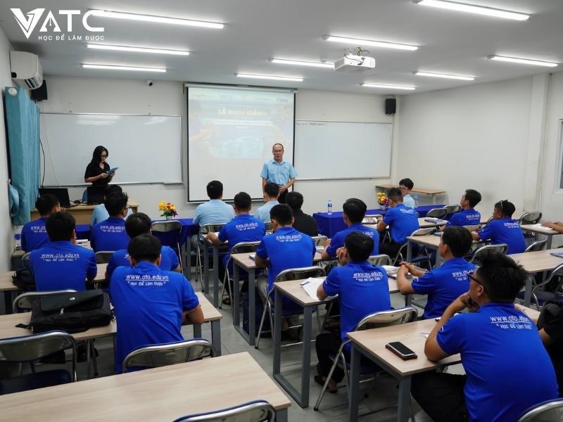 Khai giảng khóa học kỹ thuật sửa chữa xe ô tô điện - xe ô tô hybrid EVK4 tại VATC