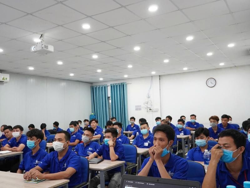 Lớp Kỹ thuật sửa chữa Điện - Điện tử ô tô K24 - lớp học trong giai đoạn dịch covid (2021)