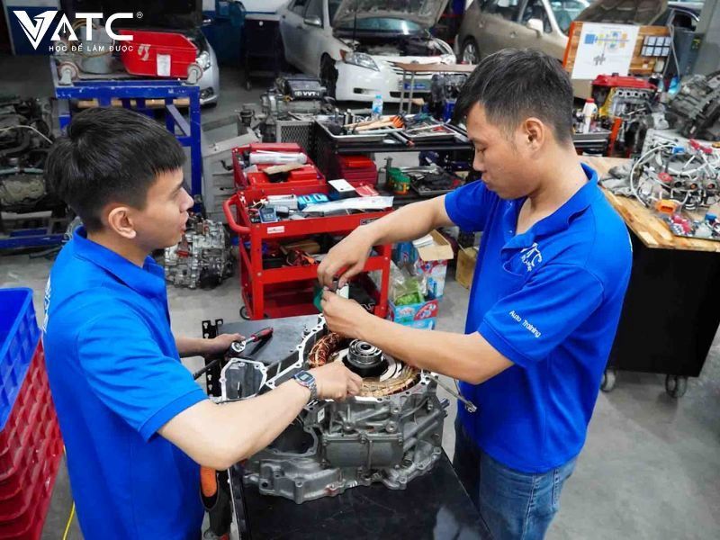 Nhu cầu về nhân lực nghề sửa chữa ô tô điện