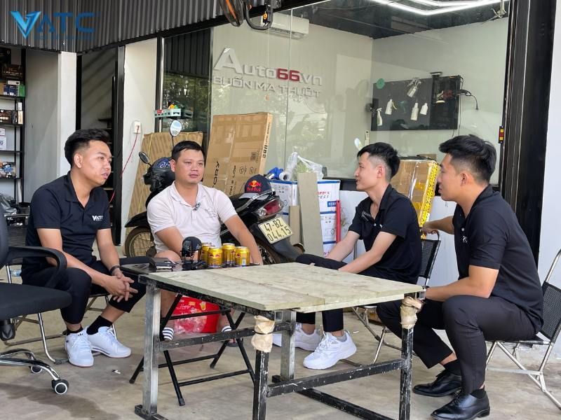 ở tuổi 26, anh mới bắt đầu học nghề nhưng anh không để điều đó cản chân