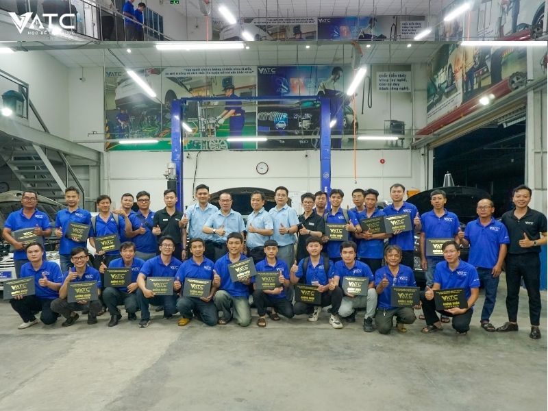 Lễ tốt nghiệp lớp Kỹ thuật sửa chữa xe ô tô Điện – xe ô tô Hybrid K4