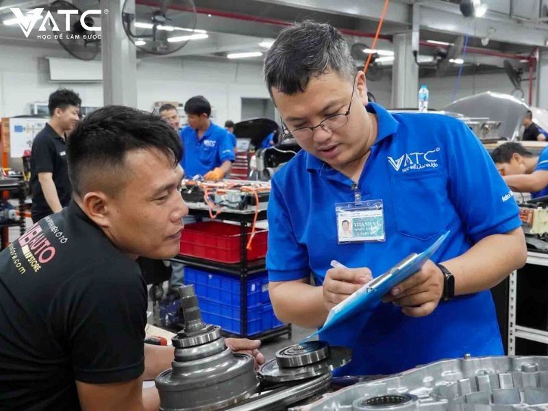 Thách thức lớn nhất của nghề sửa chữa ô tô điện tại Việt Nam