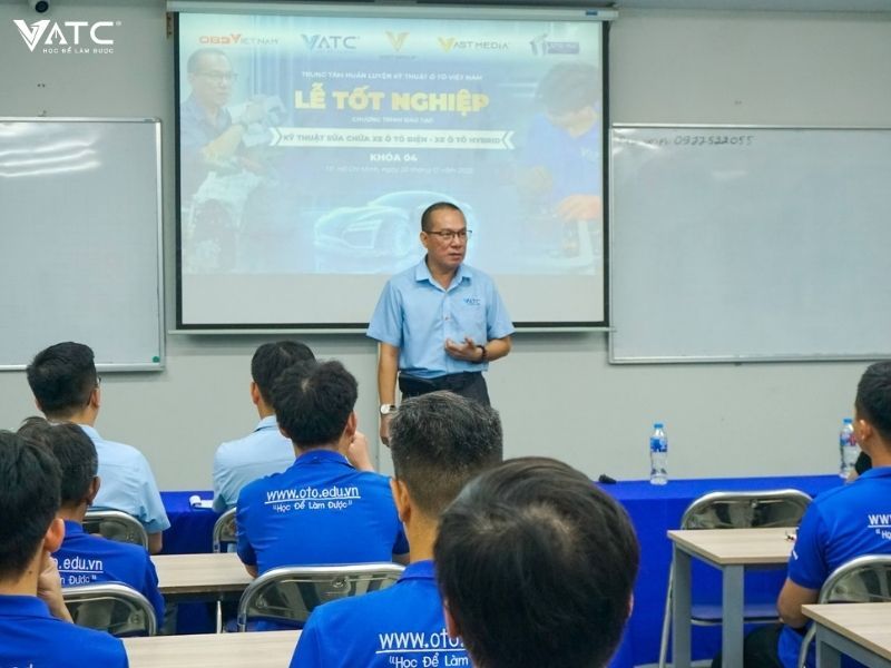 thầy Nguyễn Đình Thống phát biểu trong buổi lễ Tốt nghiệp lớp EVK4