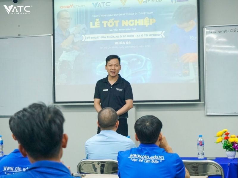 thầy Nguyễn Nhựt Anh phát biểu trong buổi lễ Tốt nghiệp lớp EVK4