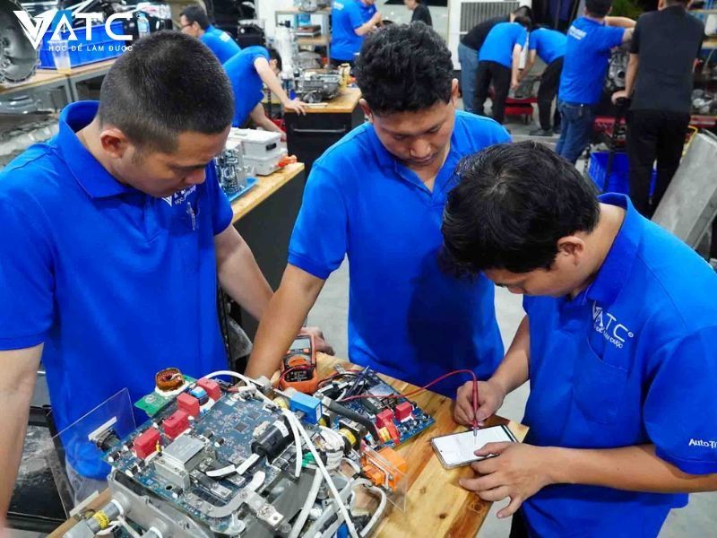 Tiềm năng về tương lai nghề sửa chữa ô tô điện