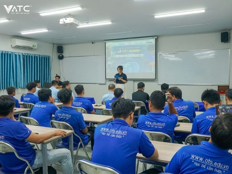 tổng quan buổi Lễ Tốt nghiệp lớp Kỹ thuật sửa chữa xe ô tô Điện - xe ô tô Hybrid K4