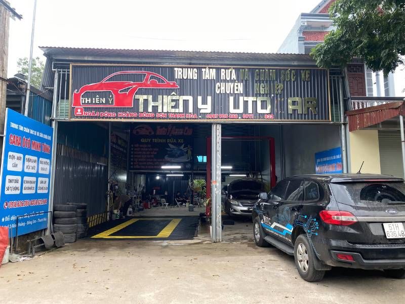 Trung tâm rửa và chăm sóc xe chuyên nghiệp Thiên Y Auto Car là tên biển hiệu của chủ cũ được anh thuê lại mặt bằng này.