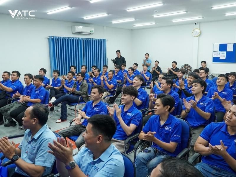 H1. Lễ Tốt nghiệp lớp Kỹ thuật sửa chữa điện - điện tử ô tô K58