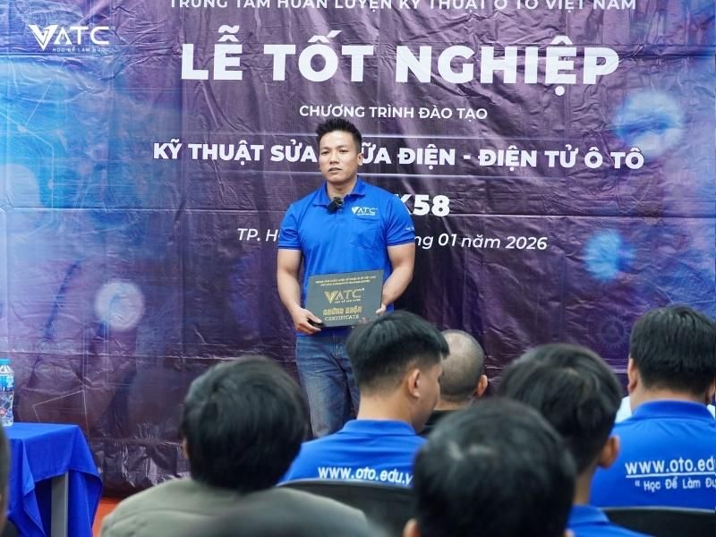 H11. Anh Nguyễn Công Dự - đại diện lớp Kỹ thuật sửa chữa điện - điện tử ô tô K58 phát biểu tại buổi lễ