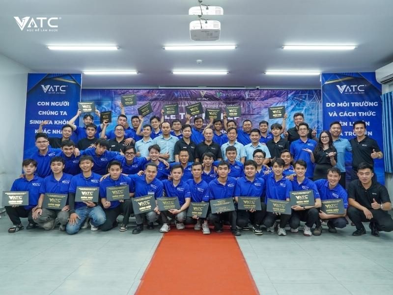 H12. Tập thể lớp Kỹ thuật sửa chữa điện - điện tử ô tô K58