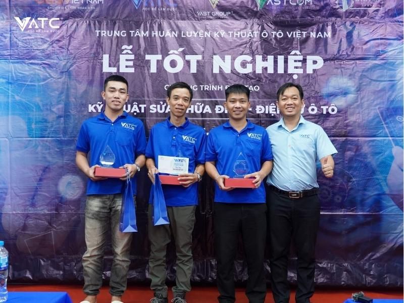 H7. Vinh danh các học viên đạt thành tích xuất sắc của lớp Kỹ thuật sửa chữa điện - điện tử ô tô K58