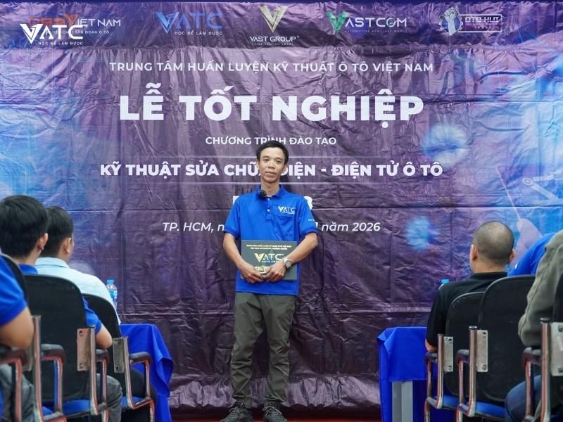 H9. Anh Nguyễn Tấn Đạt - đại diện lớp Kỹ thuật sửa chữa điện - điện tử ô tô K58 phát biểu tại buổi lễ