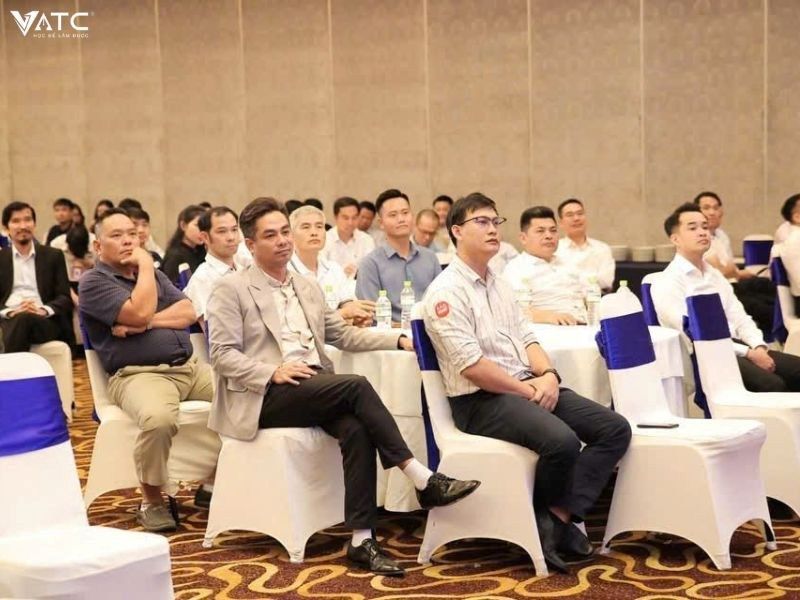 Khách mời tham dự sự kiện với tinh thần tập trung và trao đổi chuyên môn
